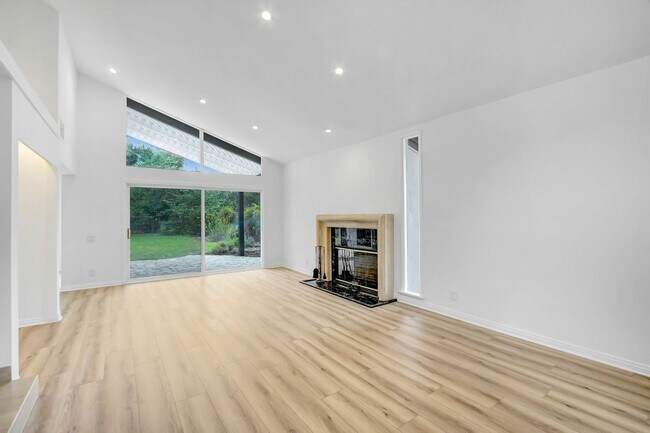 Foto del edificio - Rent this Beautiful 5 BEDROOM HOME NOW!