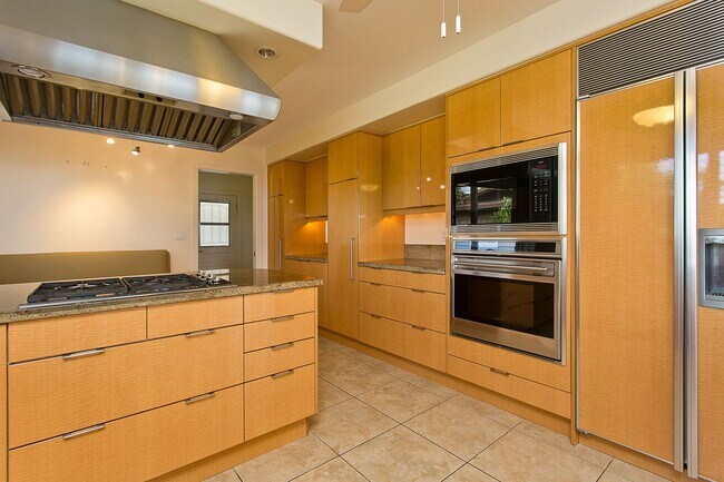 Foto del edificio - Beautiful Waialae Iki home 3 bedrooms 3 1/...