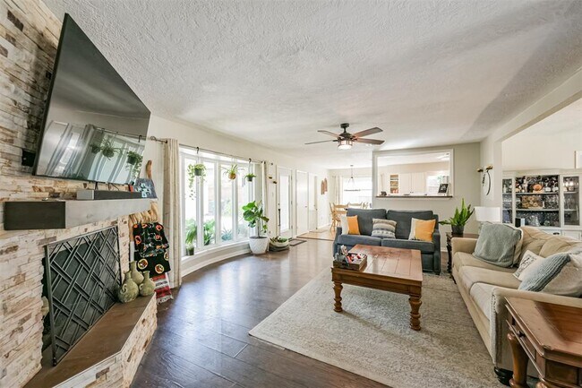 Building Photo - 6139 Queensloch Dr