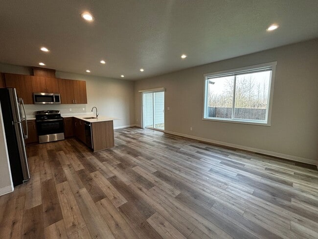 Foto del edificio - 2422-2422 Leonard Ln