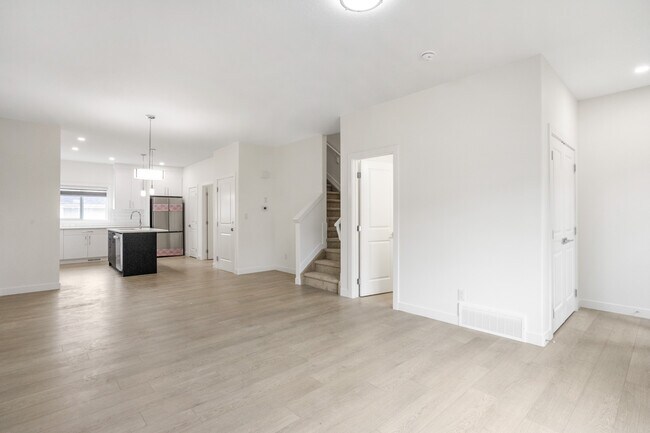 Building Photo - 6639-6646 46 Ave