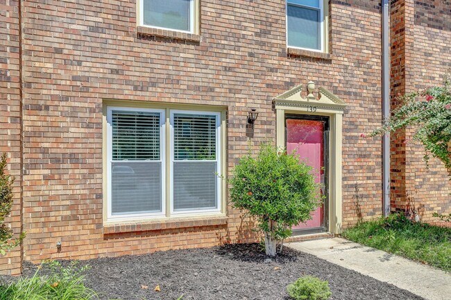 Building Photo - 139 Forrest Ave