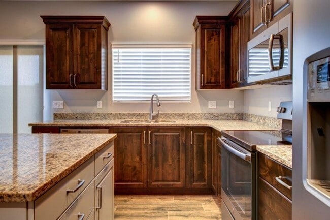 Building Photo - Like New 3 Bedroom 2.5 Bathroom Townhome i...