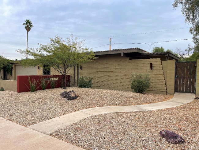 Building Photo - 3733 E Poinsettia Dr