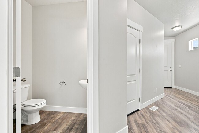 Building Photo - Great 3 Bed 3.5 Bath Townhome in Bluffdale!!
