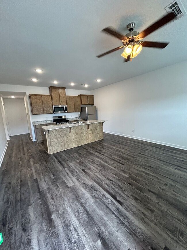 Building Photo - 636 Hidden Springs Dr
