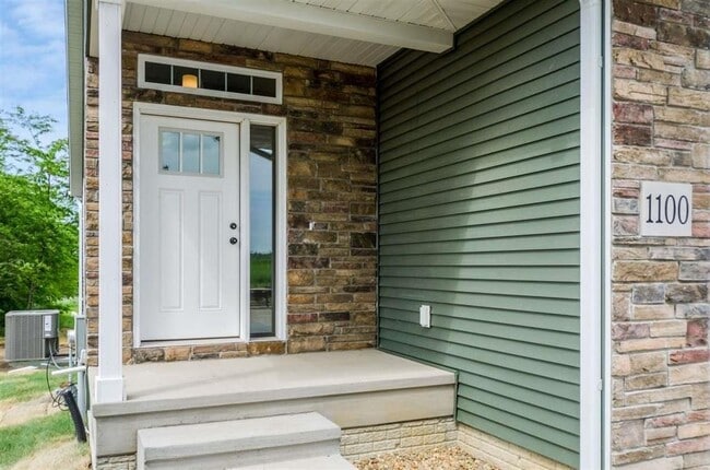Building Photo - Beautiful 4 Bed Unit in an Awesome North L...