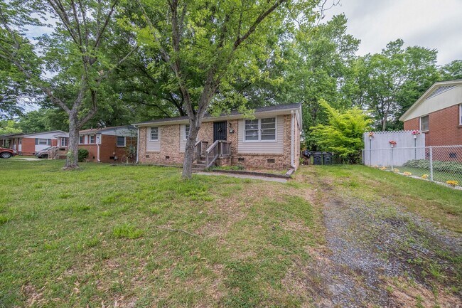 Foto del edificio - 3-bedroom, 1-bath home with a fenced-in yard, located on Guerrant Street in Greensboro