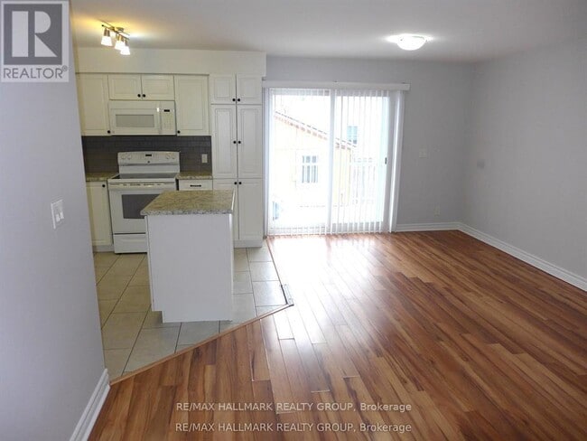 Building Photo - 216 Carillon St