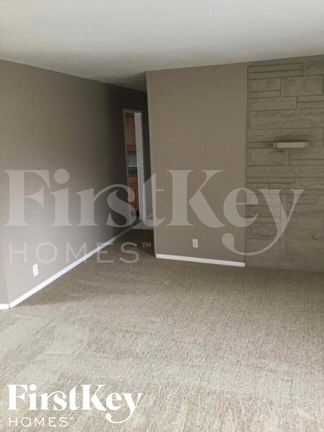 Foto del edificio - 221 N High School Rd