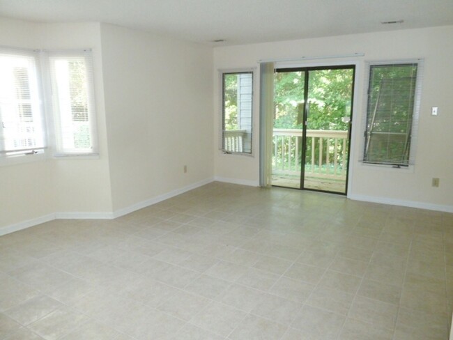 Foto del edificio - Updated, polished 2br END UNIT in Mill Cre...