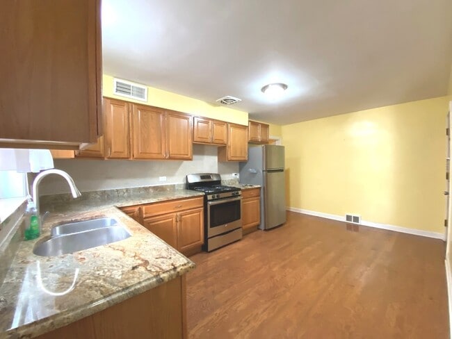 Building Photo - 2830 W Summerdale Ave