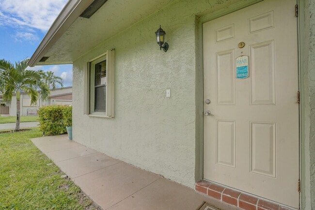 Foto del edificio - 1737 Palmland Dr