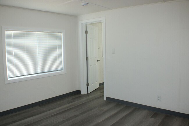 Foto del edificio - 27205 James St