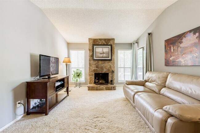 Building Photo - 17331 Red Oak Dr