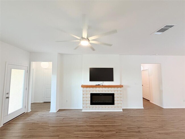 Building Photo - 928 Legends Ln
