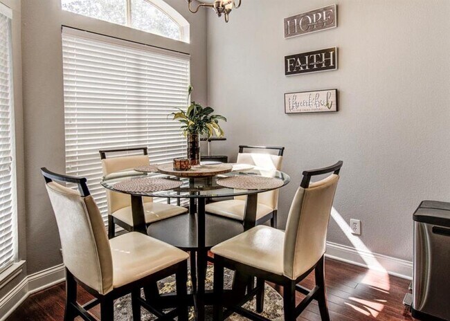Foto del edificio - 6000 Shepherd Mountain Cove