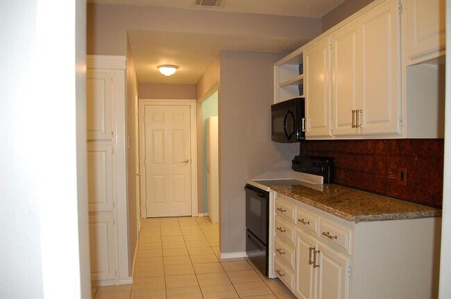Building Photo - 5843 Water Ridge Dr