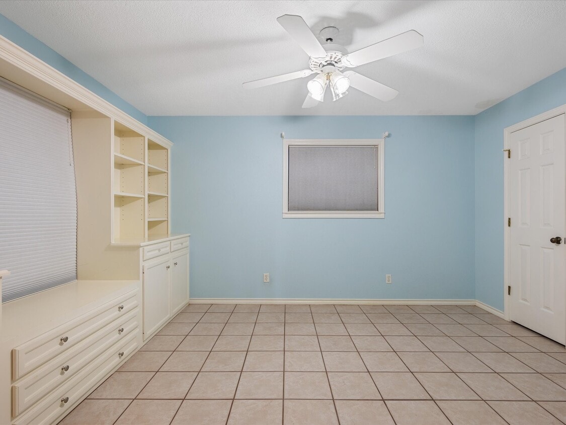 Building Photo - 17645 Hwy 6