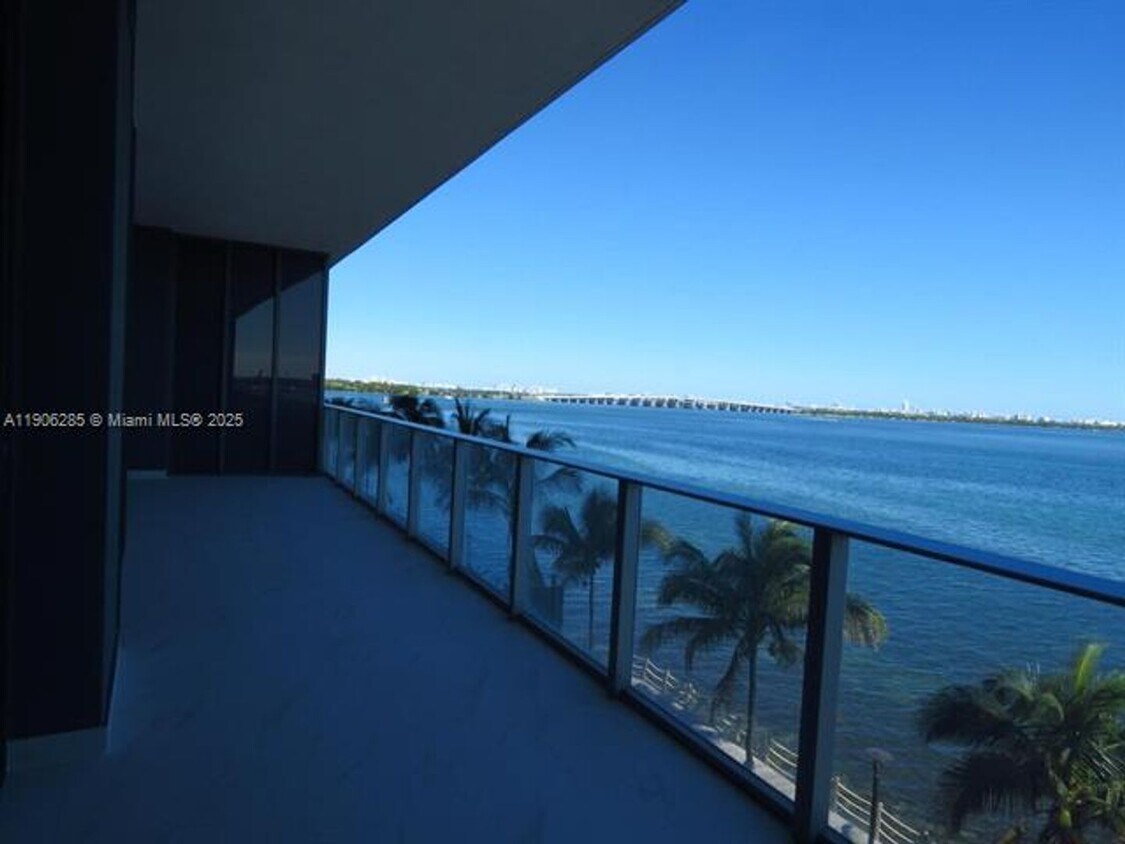 Primary Photo - 700 NE 24th St