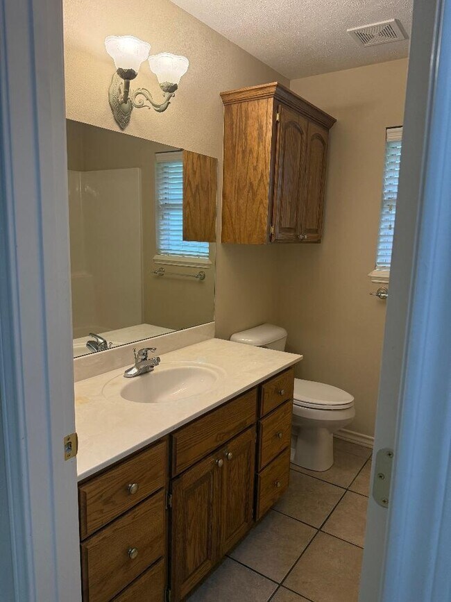 Foto del edificio - 2405 Tyler Ln