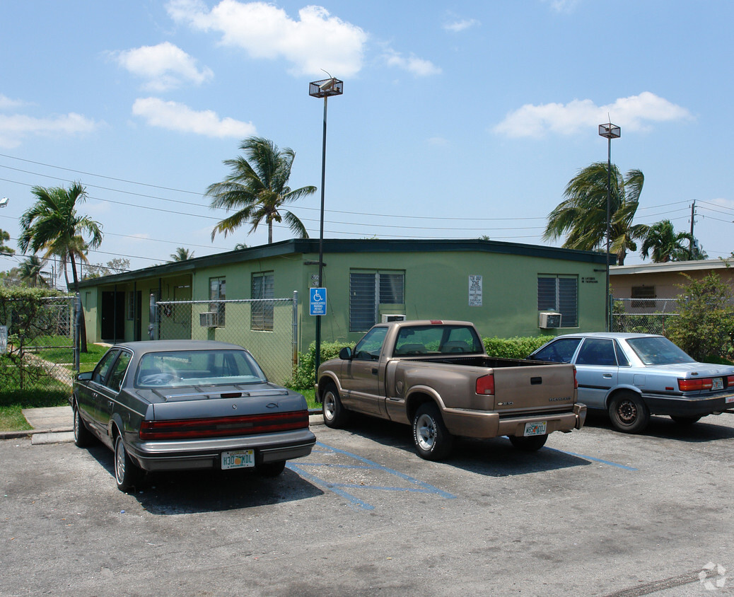 Primary Photo - 805-809 NW 10th Ter