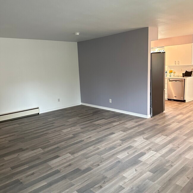 Amplia sala frontal - 21326 Main St NE