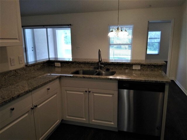 Foto del edificio - 1443 Baythorn Dr
