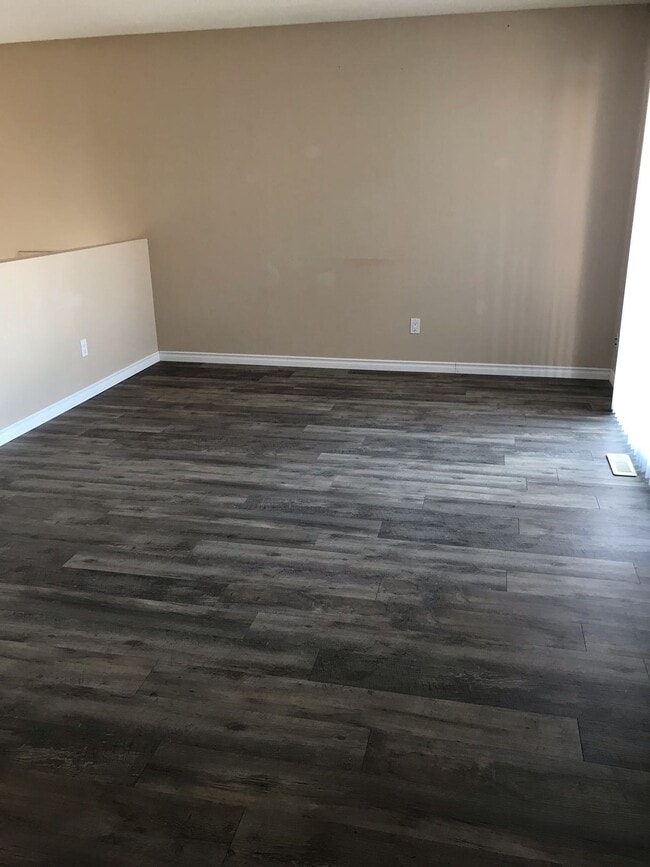 Building Photo - 3 Bed 1 Bath Unit in Red Deer, AB