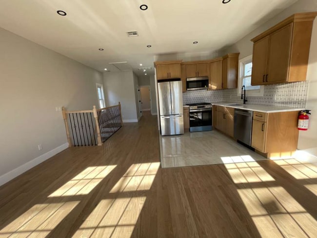 Building Photo - 413 E 9th Ave