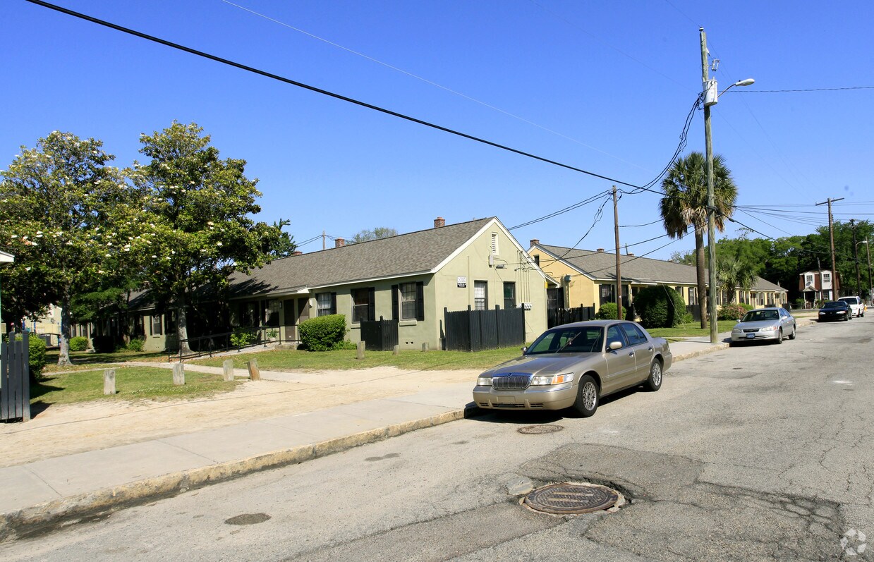 Building Photo - 125 Alexander St