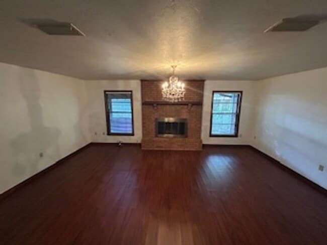 Foto del edificio - Spacious 3-Bedroom Home with Fenced Yard &...