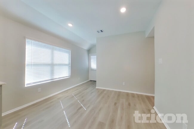 Building Photo - 212 Seven Pnes Dr