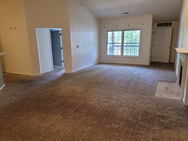 Building Photo - 2 BED, 2 BATH + DEN W/ 2 CAR GARAGE - UPPE...