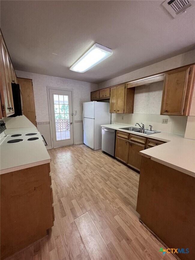 Building Photo - 2104 Terrace Dr
