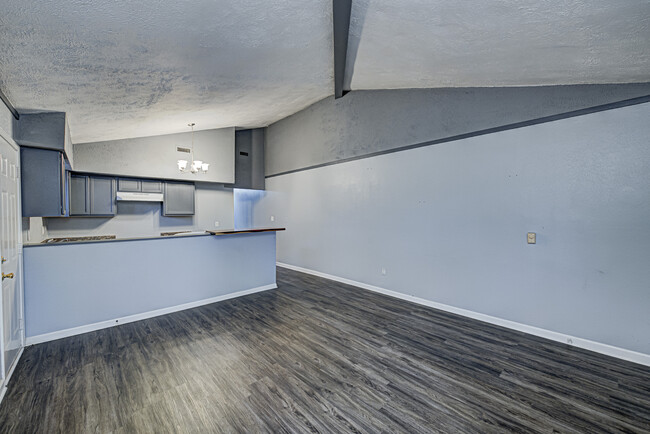 Building Photo - 8465 Bluff Rd