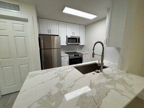 Building Photo - 2121 Fountain View Dr