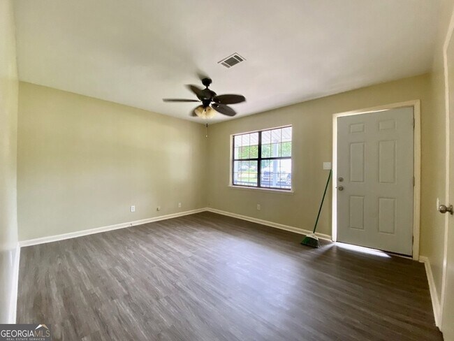 Building Photo - 301 New Cir Dr