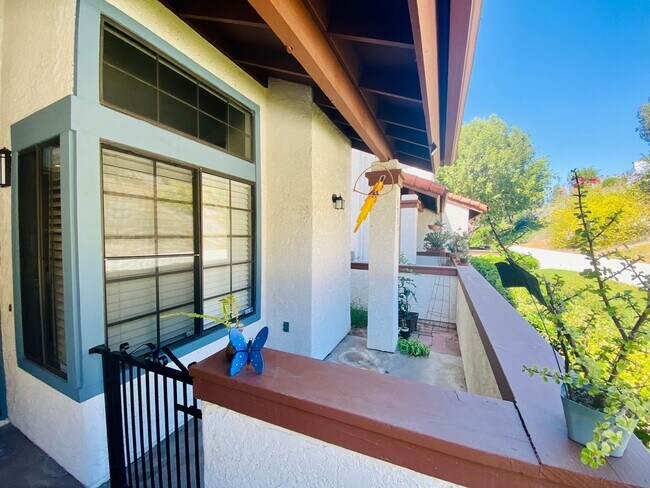 Foto del edificio - Gorgeous 3 Bedroom 3 Bathroom Townhome in Mission Trails!!