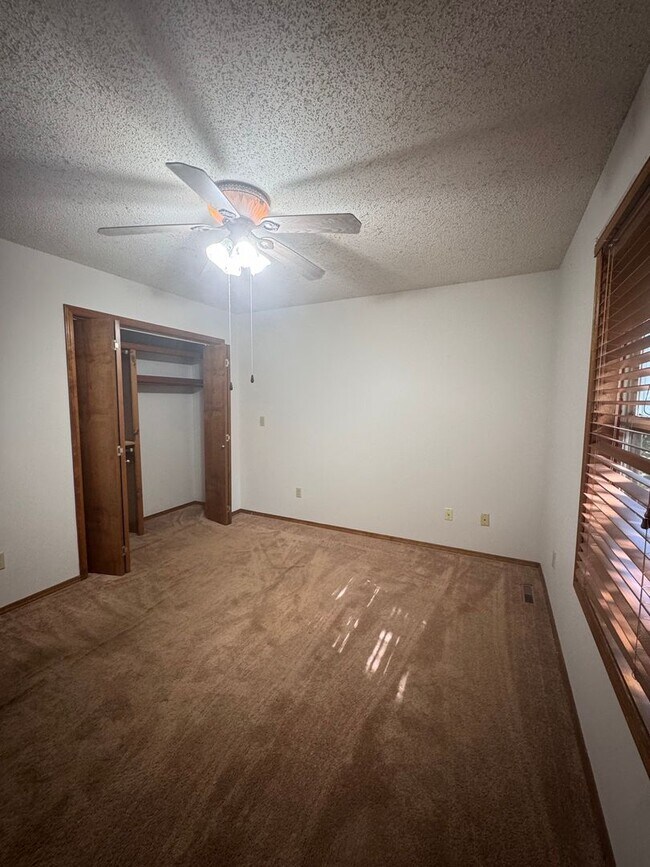 Foto del edificio - Spacious Home with large parklike yard