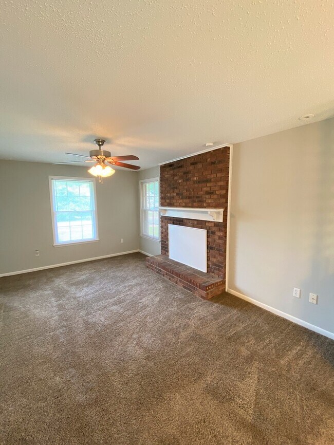 Building Photo - JUST LISTED