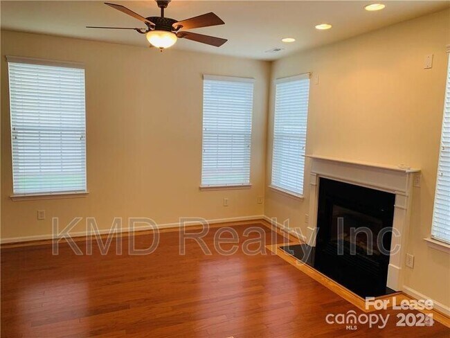 Foto del edificio - 7549 Bluff Point Ln