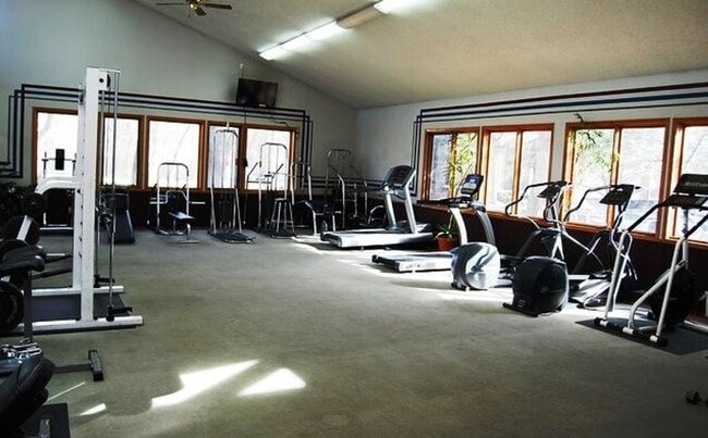 Building Photo - Apartment For Rent In Gold Run Condos In B...