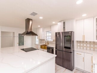 Building Photo - 521 SW 64th Way