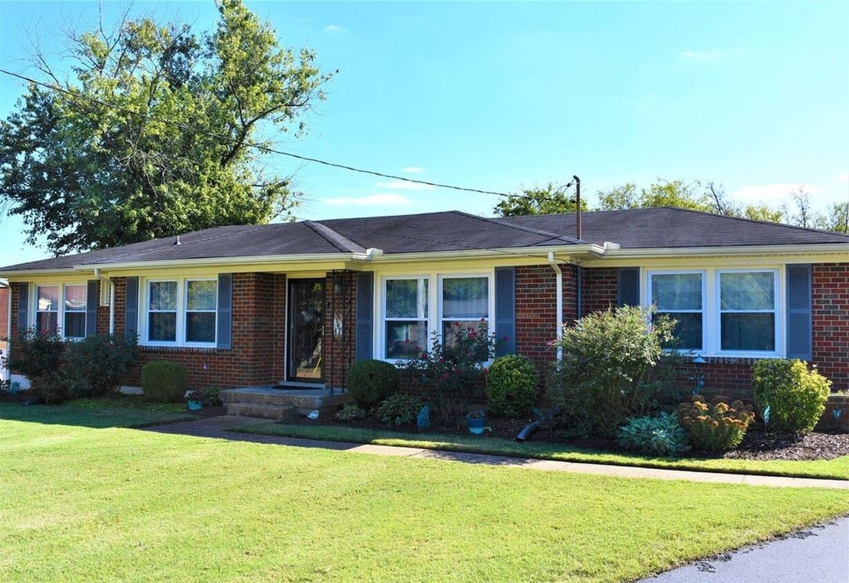 Foto principal - Stunning Donelson Brick Ranch by Golf Cour...