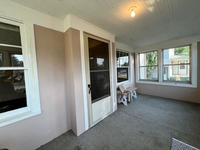 Building Photo - 905 S State ST - Almost 2800 Square feet