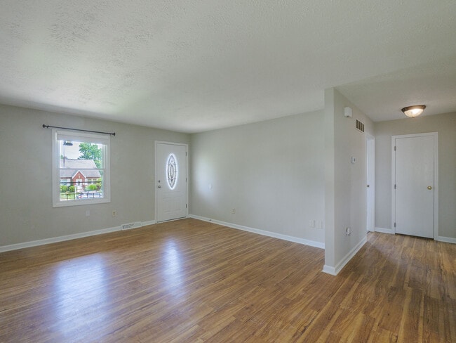 Building Photo - 10 Rose Ave