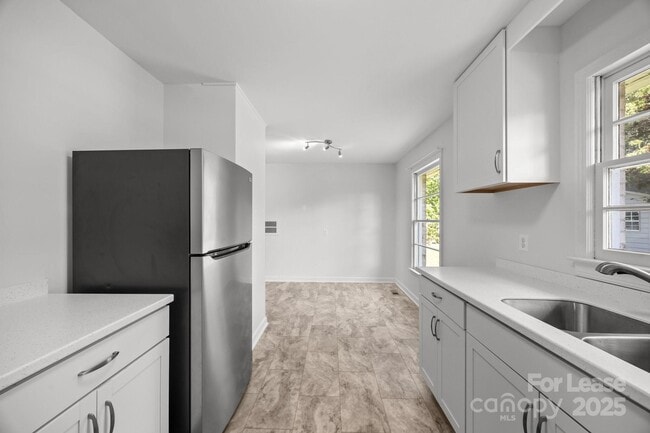 Building Photo - 136 Kent Dr