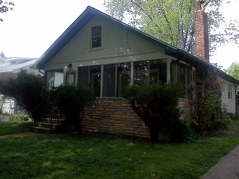 Primary Photo - 206 N Thompson St