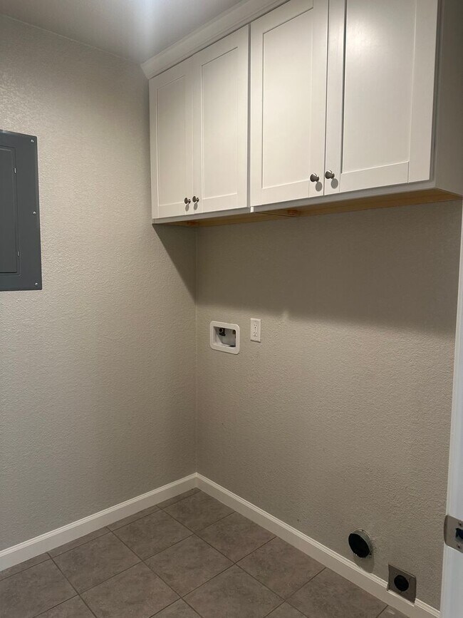 Building Photo - Super cute Jamestown Duplex!